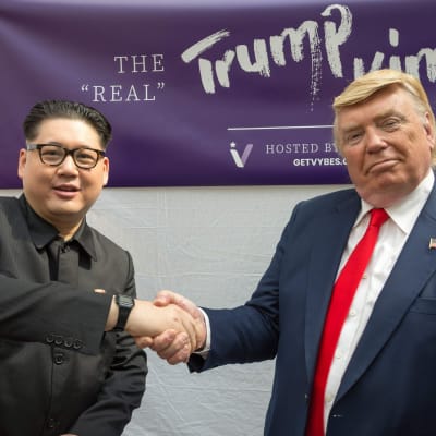 Dubbelgångare av Kim Jong-un och Donald Trump skakar hand i Singapore inför det stundande mötet mellan de riktiga ledarna. 