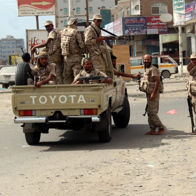 Sodlater ur den jemenitiska armén patrullerar efter att ha återtagit enstadsdel i staden Aden från al-Qaida.