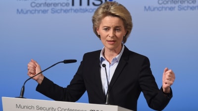 Tysklands försvarsminister Ursula von der Leyen talar i München.