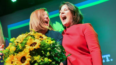 De grönas toppkandidat i Hamburg Katharina Fegebank (t.v.) jublar över resultatet tillsammans med partiordföranden Annalena Baerbock.