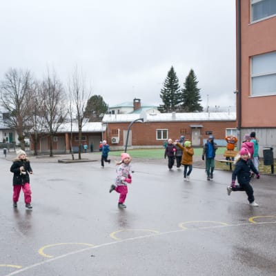 barn springer på skolgården