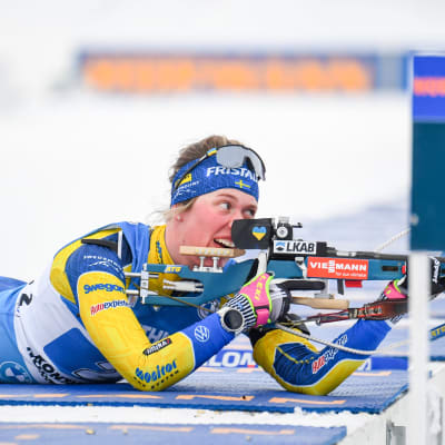 Elvira Öberg ligger på skyttevallen.