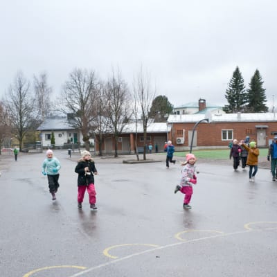 barn springer på skolgården