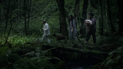 Tre gestalter rör sig genom en mörk skog i filmen Kooko-di Koko-da.