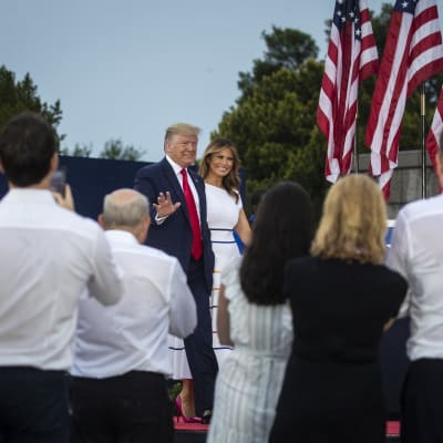 Donald Trump och Melania Trump anländer till självständighetsfesten.
