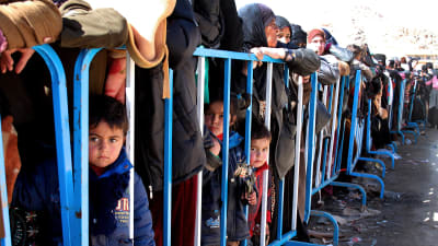 Syriska flyktingar köar för att registrera sig i byn Arsal i Libanon vid gränsen till Syrien.