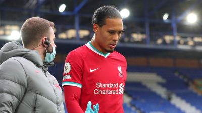 Virgil van Dijk lämnar planen efter skadan.