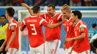 Rysslands herrlandslag i fotboll firar mål.