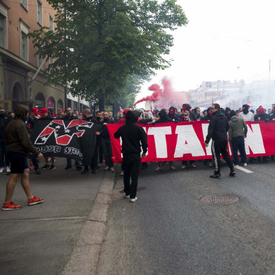 HIFK:s fotbollsfans inför HJK-derbyt, maj 2016.