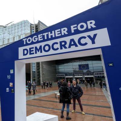 Stora plakat utanför EU-parlamentet i Bryssel uppmanar att rösta