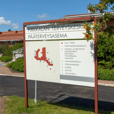 Pirkkalan terveyskeskuksen julkisivu ja kyltti
