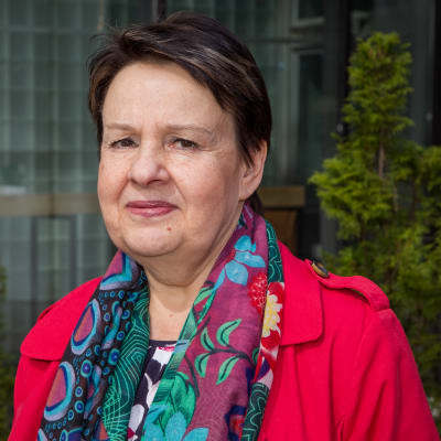 Porträttbild med Social- och hälsovårdsministeriets kanslichef Kirsi Varhila.