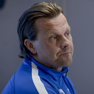 Helmareiden päävalmentaja Marko Saloranta lehdistötilaisuudessa.