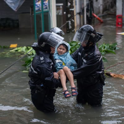 Vattennivån steg med 3,5 meter på många håll i Hongkong