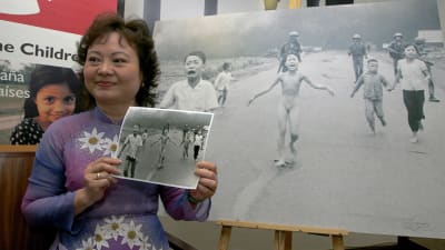 Kim Phuc - den 9-åriga flickan som flyr från sin hemby efter en napalmattack.