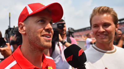 Nico Rosberg intervjuar Sebastian Vettel.