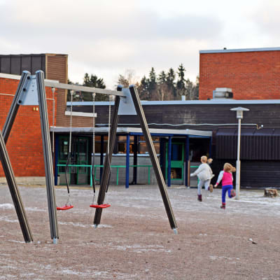 Söderkulla skola utifrån eleverna springer till lunchen
