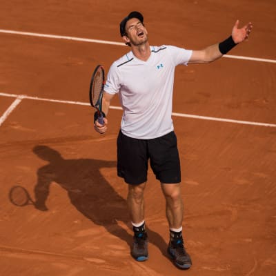 Tennisstjärnan Andy Murray håller upp händerna i luften.