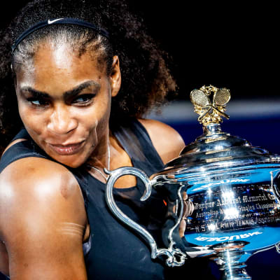 Serena Williams ler med Australian Open-pokalen i handen.