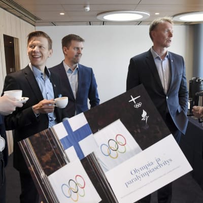 Toni Ahva, Mikko Salonen, Janne Leskinen, Tapio Korjus och Sampo Terho på plats när OS-utredningen presenterades i Helsingfors.