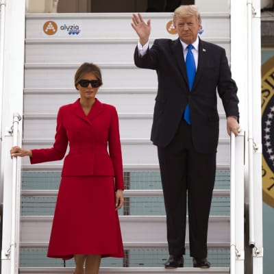 President Donald Trump och hans hustru Melania landade i Paris på torsdag morgon.