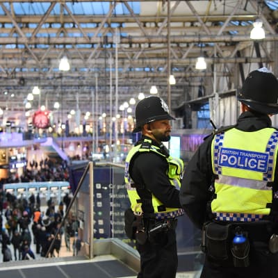 Poliser vid Waterloo Station efter tisdagens brevbomb. 