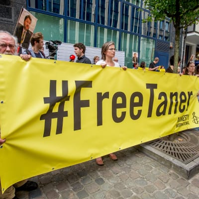 Aktivister demonstrerar för att Amnestys styrelseordförande i Turkiet, Taner Kilic, ska friges.