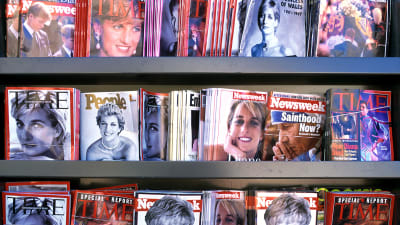 Ett tidningsstånd fullt med tidningar vars omslag pryds av bilder på prinsessan Diana.
