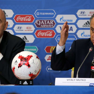 Gianni Infantino och Vitalij Mutko håller presskonferens.