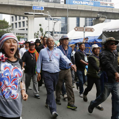 Oppositionsaktivister i Bankok firar att premiärminister Yingluck Shinawatra tvingades avgå.