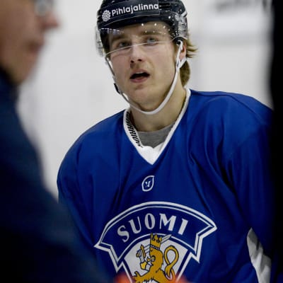 Janne Kuokkanen tränar i landslagströjan.
