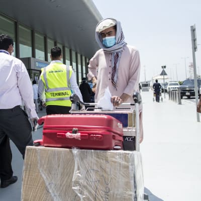 Dubain lentokentällä oli huhtikuun alussa evakuointilentoa odottavia vierastyöläisiä.