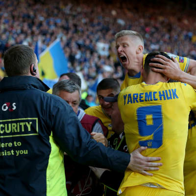 Ukrainska fotbollsspelare firar mål.