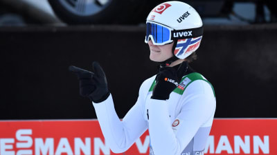 Marius Lindvik viftar med fingrarna.