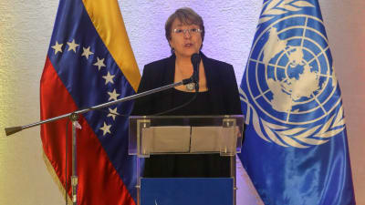 Michelle Bachelet talar under sitt besök i Caracas i slutet av juni