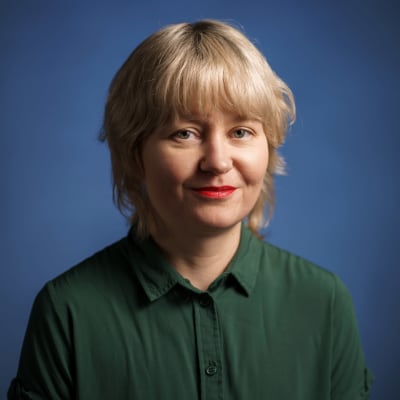  Ylen kolumnisti Susanna Hast studiokuvassa.