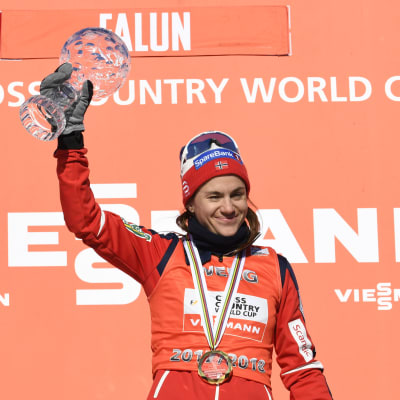 Heidi Weng firar världscupsegern i Falun.