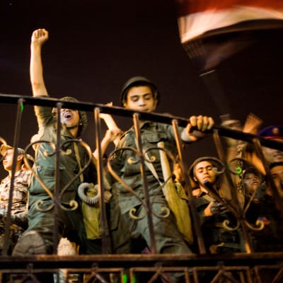 Soldater firar efter att Mursi avsattes som landets president.