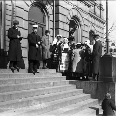Studenter på trapporna till Gamla studenthuset kring sekelskiftet 1900.