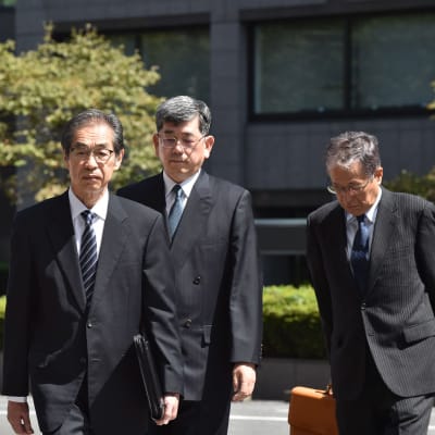 Tepcos före detta direktör Tsunehisa Katsumata och vice direktörer Ichiro Takekuro och Sakae Muto anländer till rättegången i Tokyo