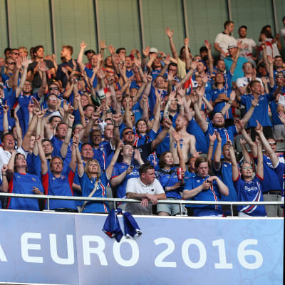 Isländska supportrar efter 2–1 mot England.
