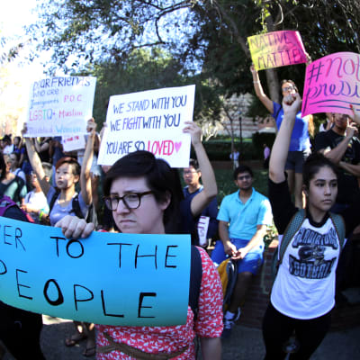 Inte min president! Hundratals unga samlades vid University of California i Los Angeles för att protestera mot Donald Trump för andra dagen i följd