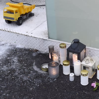 Gravljus och en leksakslastbil utanför bostaden där den 7-åriga pojken knivhöggs till döds julen 2018.