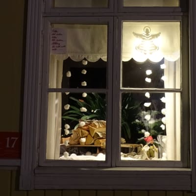 Ett fönster i Gamla stan i Ekenäs.