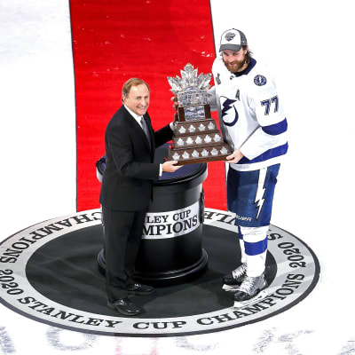 Victor Hedman får priset som slutspelets bästa spelare.
