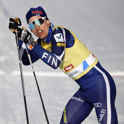 iivo Niskanen pustar ut i målområdet efter 15 kilometerstävlingen i VM.