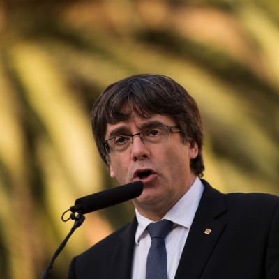 Kataloniens regionpresident Carles Puigdemont håller ett tal söndagen den 15.10.2017.