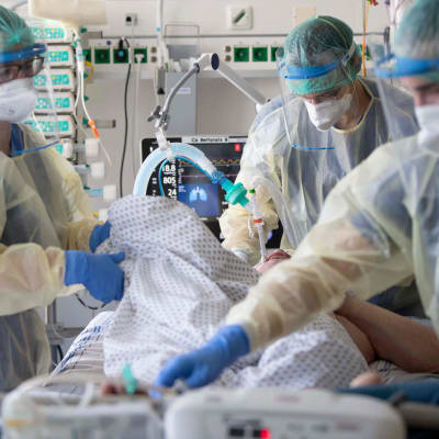En patient får intensivvård i Tyskland.