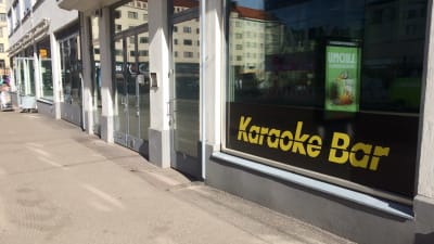 En karaokebar på en gata i Helsingfors.