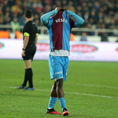 Trabzonspors Caleb Ekuban har missat en målchans. 